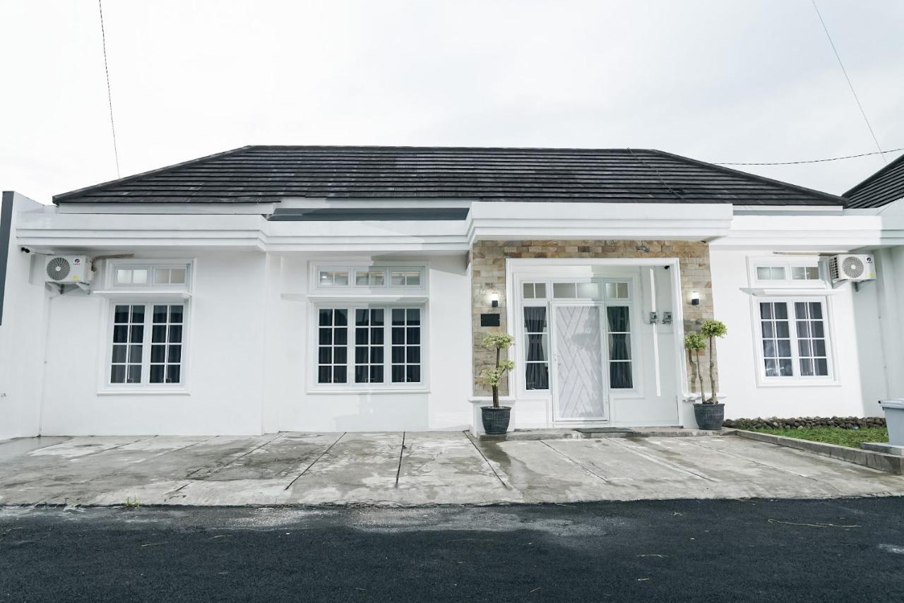 Pilla Villa Purwokerto Buitenkant foto